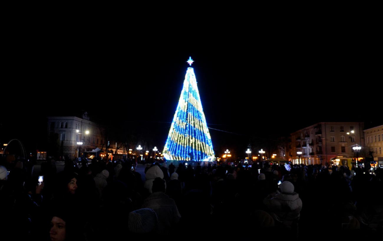 Новий рік 2025. Який вигляд мають головні ялинки в різних містах України (фото)